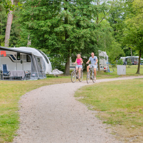 RCN-het-Grote-Bos-vakantiepark-op-de-Utrechtse-Heuvelrug-fietsers-bij-kampeerplaatsen (3)