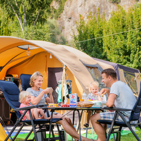RCN-Belledonne-camping-in-de-Franse-Alpen-kamperen-familie-bij-tent (3)
