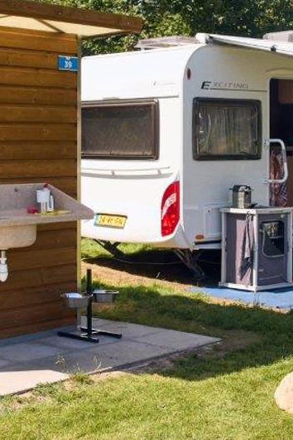 Camping mit eigenem Sanitär auf der Parzelle