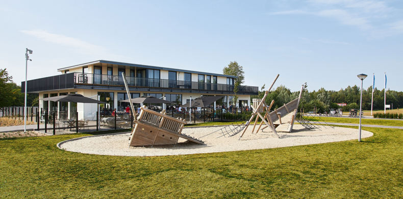 RCN-Zeewolde-vakantiepark-aan-het-water-Groepsaccommodatie-met-speeltuin RCN-Zeewolde-vakantiepark-aan-het-water-Groepsaccommodatie-met-speeltuin