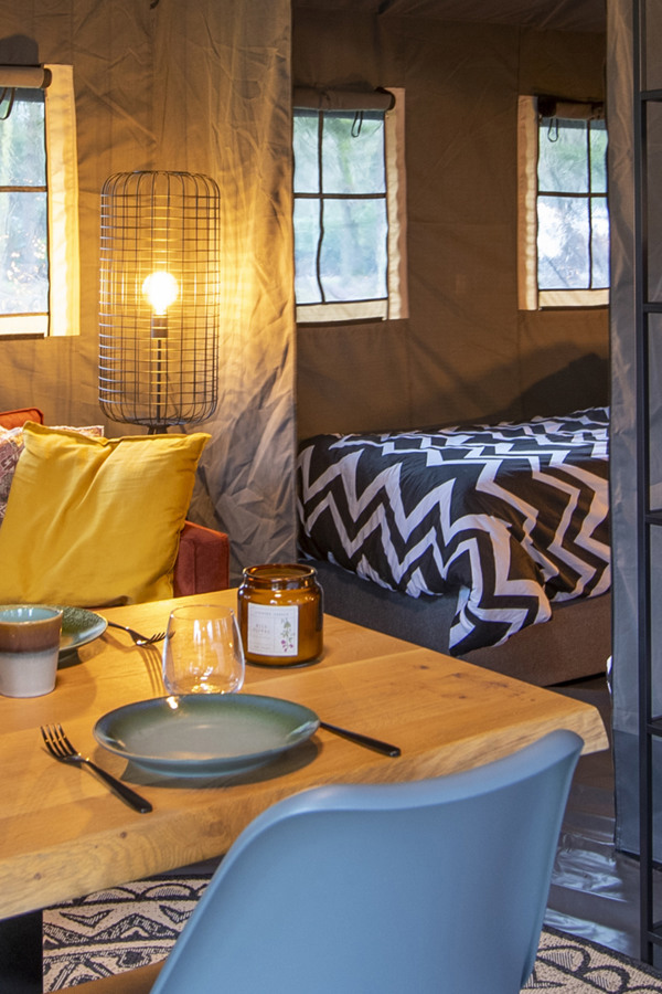 Glamping Veluwe in Gelderland Safaritent Veluwse bos eet kamer