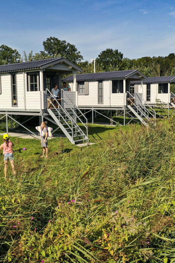 kampeerchalet op veld