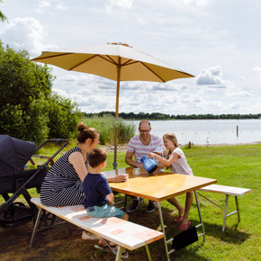 RCN-vakantiepark-Zeewolde-kampeerplaats-aan-het-water (2)