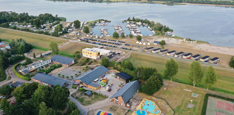 RCN-Zeewolde-vakantiepark-aan-het-water-drone-afbeelding-van-park RCN-Zeewolde-vakantiepark-aan-het-water-drone-afbeelding-van-park