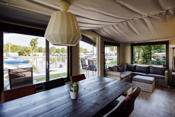 Glamping Friesland aan het water Tentvillalodge woonkamerkeuken
