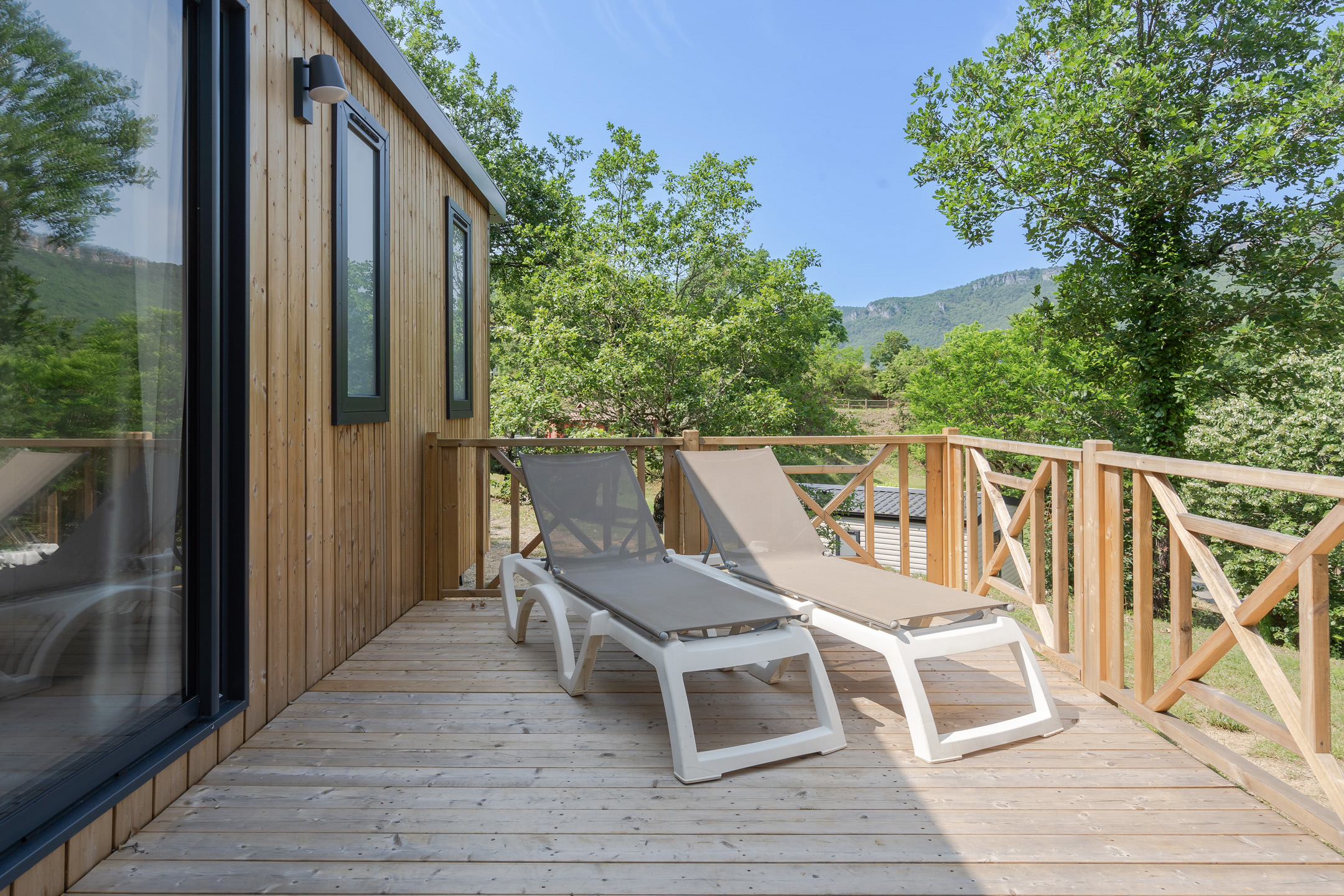 RCN-le-Moulin-de-la-Pique-Dordogne-Mobil-home-Daglan-veranda (1)