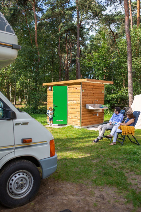 uitzicht van standplaats op camping met privé sanitair
