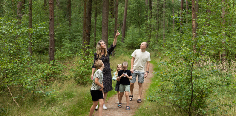 RCN-de-Jagerstee-Vakantiepark-Veluwe-gezin-wandelen-in-bos (12)
