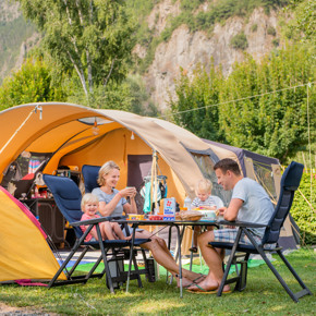 RCN-Belledonne-camping-in-de-Franse-Alpen-kamperen-familie-bij-tent (1)