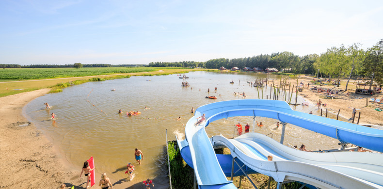 RCN-de-Flaasbloem-Vakantiepark-in-Brabant-Chaam-Glijbaan-bij-recreatiemeer (7)