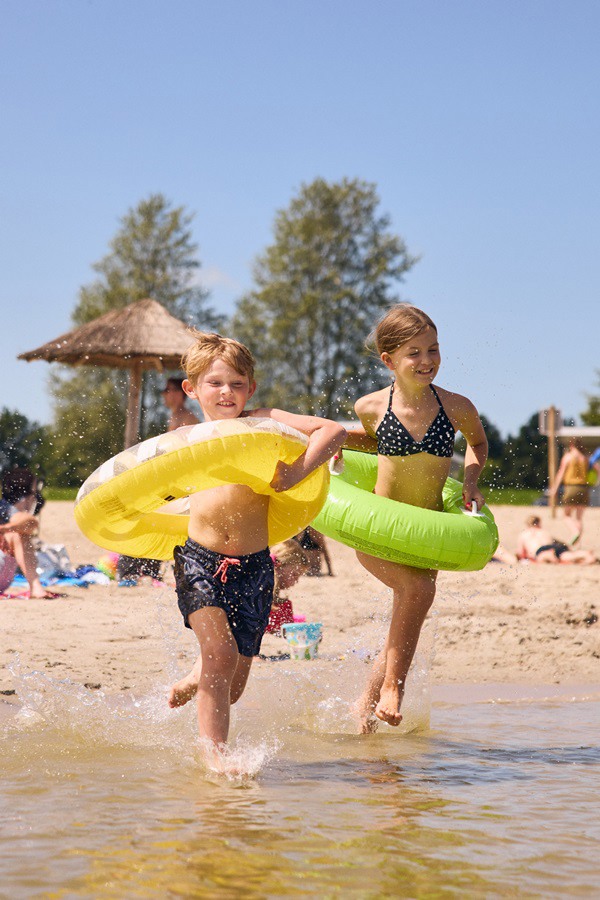 Kinderen tijdens de zomervakantie bij rcn vakantieparken