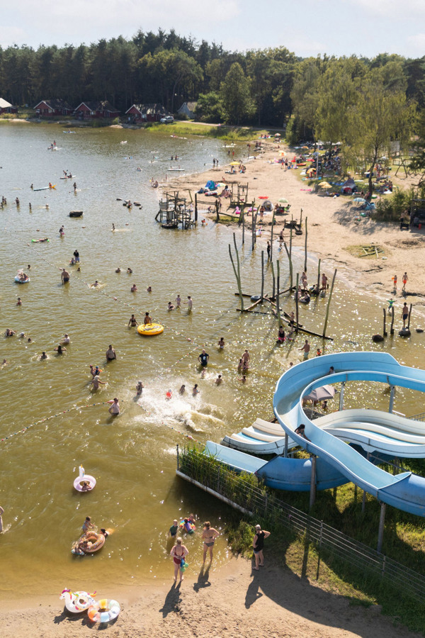 Recreatiemeer met strand, speeltoestellen en glijbanen op RCN de Flaasbloem | Chaam