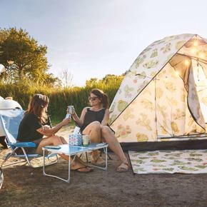 RCN-Toppershoedje-vakantiepark-in-Zuid-Holland-mensen-naast-tent