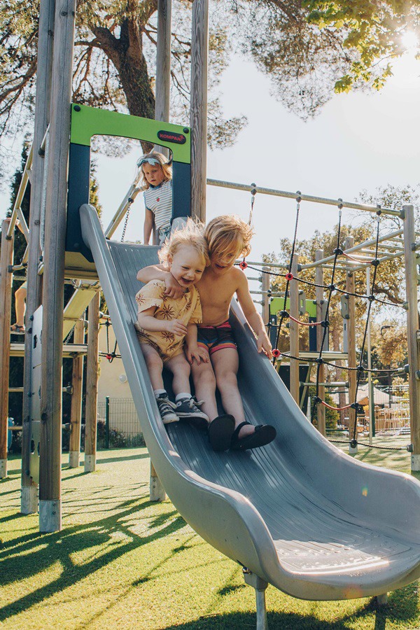Kinderen in auto op de achterbank